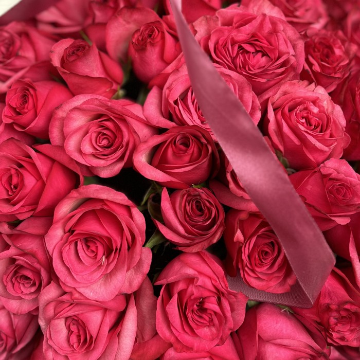 101 малиновая роза Палома Роял в корзине